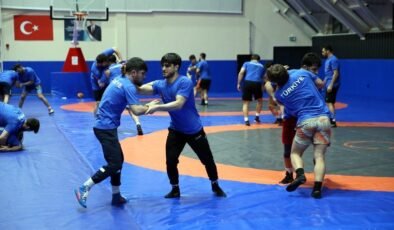 Güreş ulusal kadroları, hazırlıklarını sürdürüyor