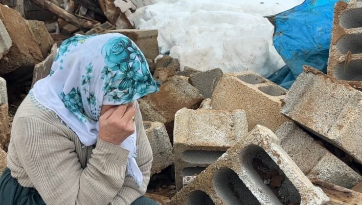 Hakkari’de ahırı yıkıldı, enkaz başında ağladı