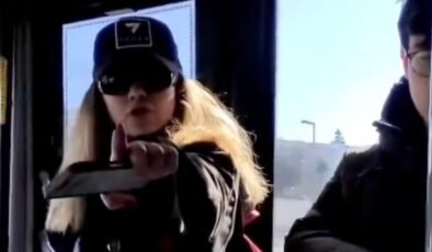 İETT otobüsünde iki bayanın köpek hengamesi: Hava almayan beynine hava sokarım