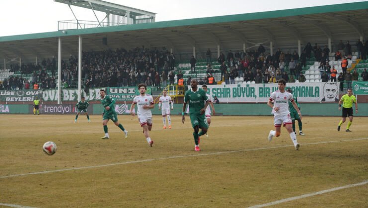 Iğdır FK ile Ümraniyespor 2 gollü maçta yenişemedi!
