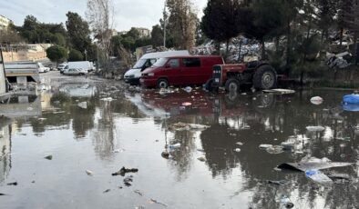 İzmir’de şantiyede bekletilen çöpler yağmur sularıyla sokağa dağıldı