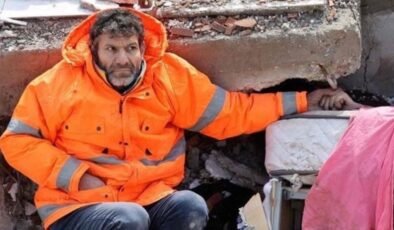 Kahramanmaraş’ta enkaz altında kızının elini tutan depremzededen mezarlık ziyareti