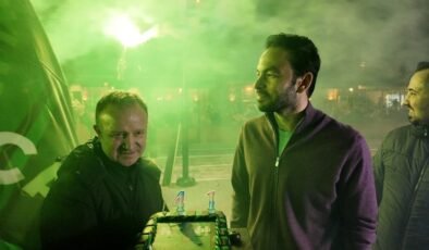 Kocaelisporlu taraftarlardan, Selçuk İnan’a doğum günü sürprizi
