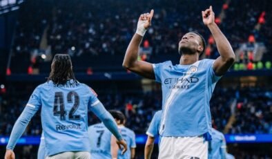 Manchester City, Salford City’yi iki golle geçti