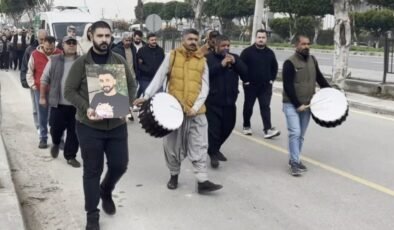 Mersin’de ölen adamın cenazesi davul zurna eşliğinde uğurlandı