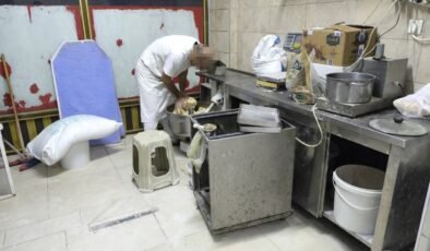 Sakarya’da tatlıcı imalathanesinde mide bulandıran imgeler: Hamuru ayağıyla yoğurdu