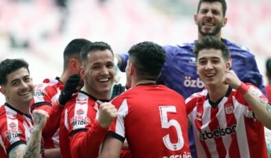 Sivasspor, Sakaryaspor’a 4 attı