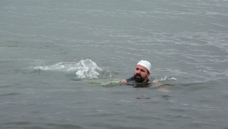 Van’da dondurucu soğuğa karşın göle girdi