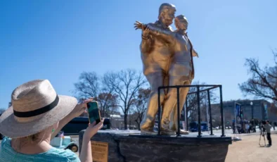 Washington’da bir parka Trump ve Epstein'in heykelini diktiler!