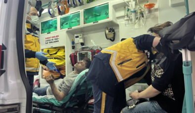 Kedilerini yangından kurtarmak isteyen çift, dumandan etkilendi