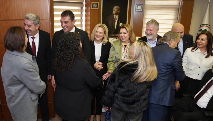 Giresun Belediye Başkanı Köse belediye emekçileri ve yurttaşla bayramlaştı