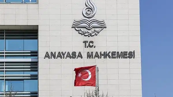 AYM'den sağlık çalışanlarının 'nöbet ücretlerine' sınırlama getiren düzenlemeye iptal