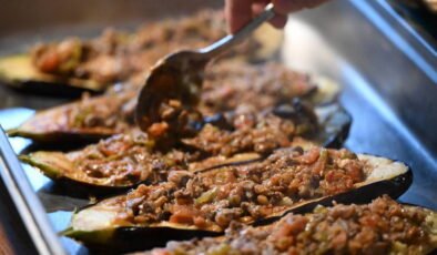 Sadece malzeme değil, 'zaman' gerekiyor: Ağır ateşte pişen Abant kebabı tarifi…