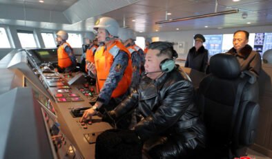 Kim Jong Un bu kez de savaş gemisi kullandı