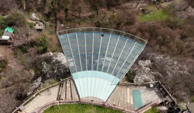 Genç kız 80 metre yüksekliğindeki cam terastan kendini boşluğa bıraktı