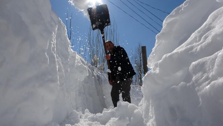 Kardan tünel yapıp ulaşım sağlıyorlar! İnsan boyunu aşınca…