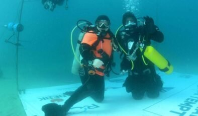 Türk dalgıçtan dünya rekoru: 36 saat soğuk suyun altında kaldı!