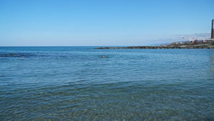 5 yıldır yaz kış demeden kendini Karadeniz sularına bırakıyor! Kız Kulesi'nden Rize Pazar'a yüzüyor