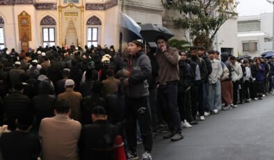 Japonya'da bayram namazı yoğunluğu: Namaz 5 kez kılındı