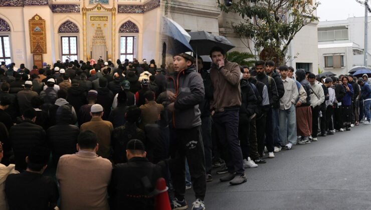 Japonya'da bayram namazı yoğunluğu: Namaz 5 kez kılındı
