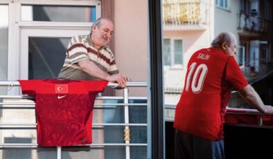 As formayı as as as! Salih Amca'nın meşhur balkonunda bu sefer formamız dalgalandı