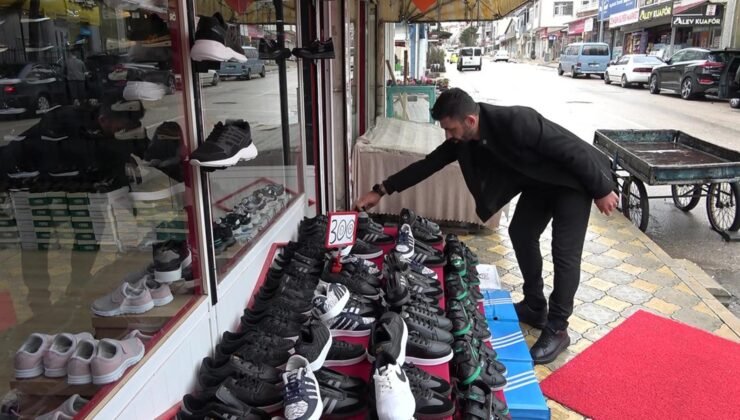 Dua isteyip binlerce ayakkabıyı bedavaya dağıttı: Duyan inanamadı! "Çaldın mı?"