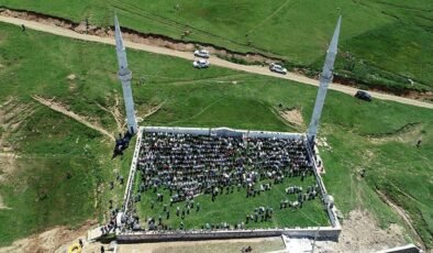 Tavanı gökyüzü, tabanı tarih! Gümüşhane’de Fatih Sultan Mehmet’in namaz kıldığı çatısız cami