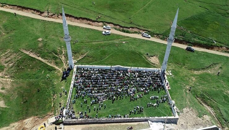 Tavanı gökyüzü, tabanı tarih! Gümüşhane’de Fatih Sultan Mehmet’in namaz kıldığı çatısız cami