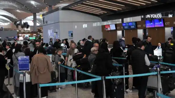 Bayram ve ara tatil yoğunluğu: İstanbul Havalimanı’nda uzun kuyruklar