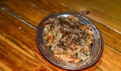 Kavurma, bal ve kuru dut bir arada! Bingöl’ün ezber bozan 'Zervet Böreği'