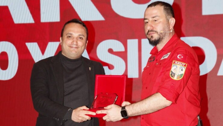 AKUT 30. Yılını kutladı: Gazetemiz Cumhuriyet'e ‘medya elçisi’ plaketi