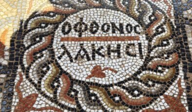 3 bin yıllık antik kentte ‘kıskanan çatlasın’ yazılı mozaik bulundu