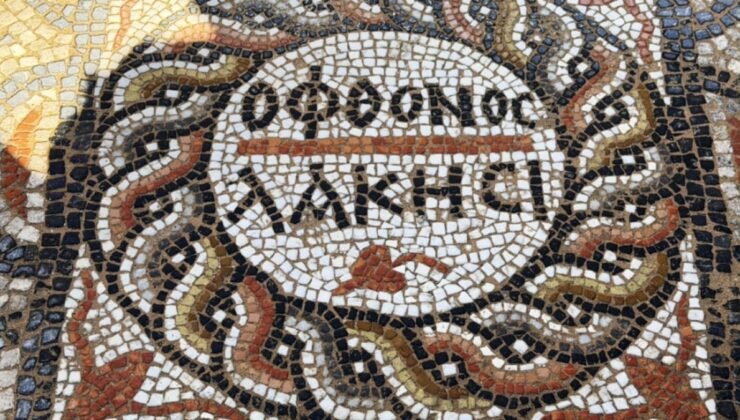 3 bin yıllık antik kentte ‘kıskanan çatlasın’ yazılı mozaik bulundu