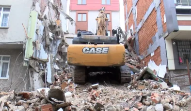 Küçükçekmece'de yıkım esnasında yan binada hasar oluştu: 'Ev sallanıyor'