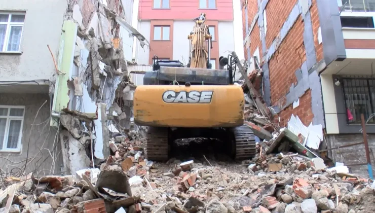 Küçükçekmece'de yıkım esnasında yan binada hasar oluştu: 'Ev sallanıyor'