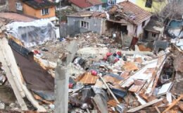 Fatih’te 2 binanın çökmesinin ardından hasar tespit çalışması başlatıldı