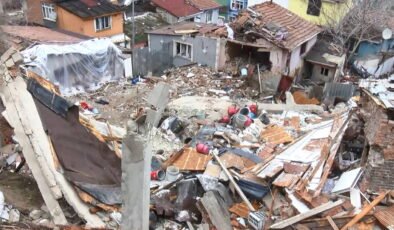 Fatih’te 2 binanın çökmesinin ardından hasar tespit çalışması başlatıldı