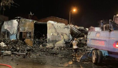 Ankara'da 100 hurda araç alev alev yandı