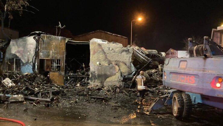 Ankara'da 100 hurda araç alev alev yandı