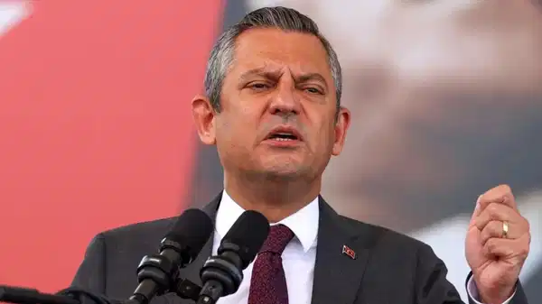 Özgür Özel, Akın Gürlek'in babasına seslendi: 'Amcacığım senin oğlanda utanmak yok, sıkılmak yok'