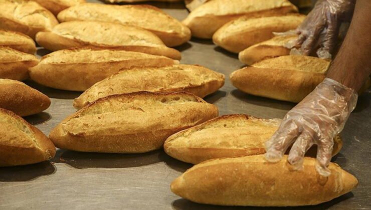 Elazığ'da 5 lira indirim için saatlerce ekmek kuyruğunda beklediler!