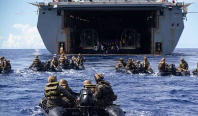 Amfibi hücum gemisi bölgeye ilerliyor: ABD deniz piyadeleri İran yolunda
