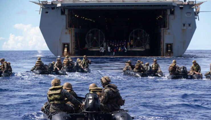 Amfibi hücum gemisi bölgeye ilerliyor: ABD deniz piyadeleri İran yolunda