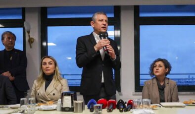 Özel bu yılın son iftarını Saraçhane’de yaptı: ‘Türkiye yeni bir iktidar için doğum sancısı çekiyor’