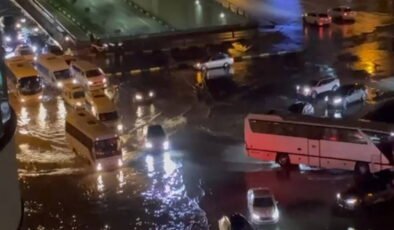 Hatay'da sağanak: Cadde ve sokaklar göle döndü