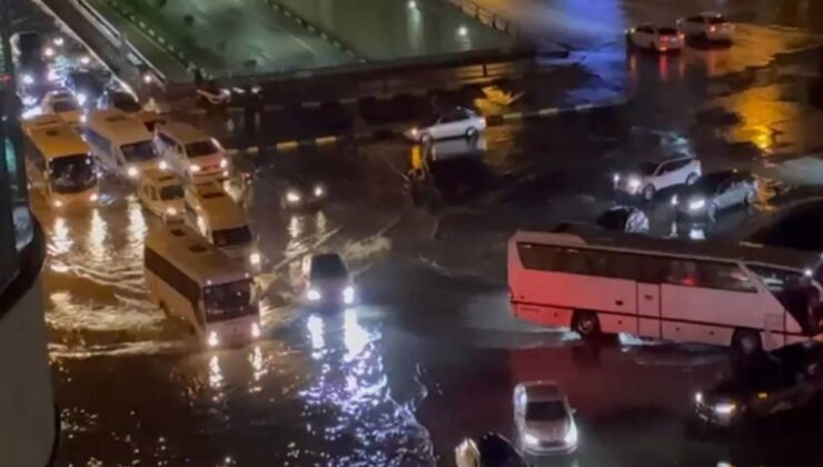 Hatay'da sağanak: Cadde ve sokaklar göle döndü