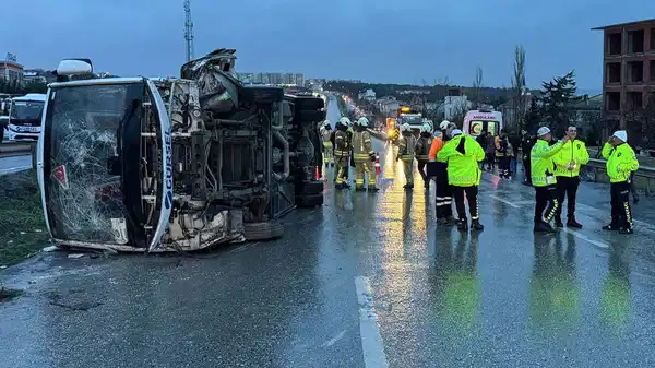 D-100’de facia gibi kaza: Servis aracı devrildi, 1 ölü, 9 yaralı