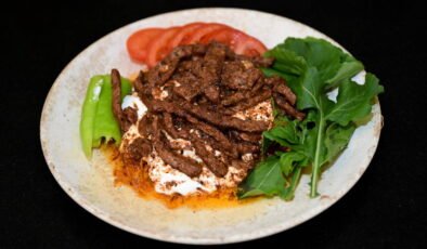 Patates, yoğurt ve etin en şık buluşması: Adım adım çökertme kebabı tarifi