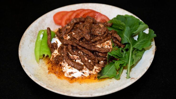 Patates, yoğurt ve etin en şık buluşması: Adım adım çökertme kebabı tarifi