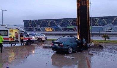 Bursa'da feci kaza… Araç reklam panosuna çarptı: Ölü ve yaralılar var!